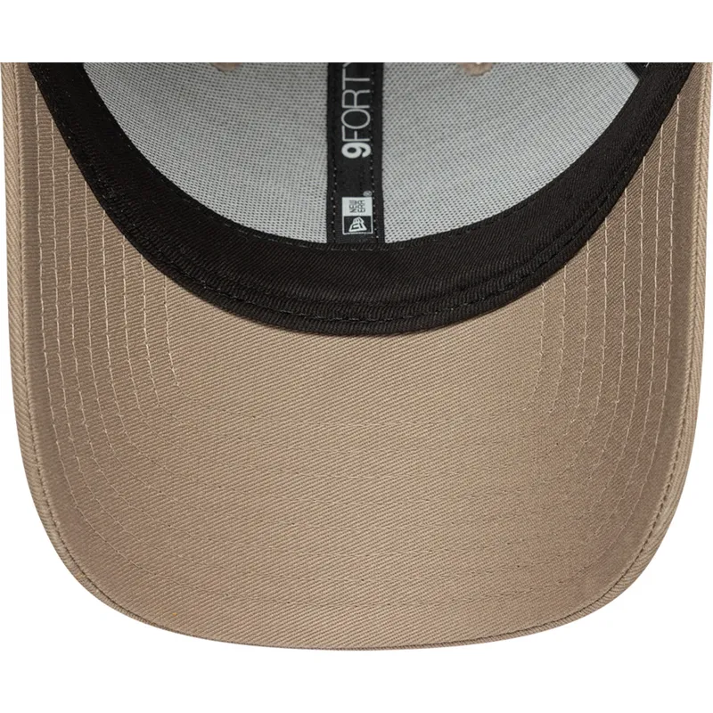 ljusbrun-bojd-justerbar-keps-med-brunt-logo-9forty-league-essential-fran-new-york-yankees-mlb-av-new-era