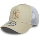 bezowo-biala-czapka-trucker-z-bezowym-logo-new-york-yankees-mlb-a-frame-league-essential-od-new-era