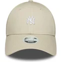 verstellbare-beige-damen-cap-mit-gebogenem-schirm-9forty-mini-logo-der-new-york-yankees-mlb-von-new-era