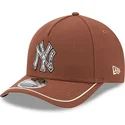 braune-gebogene-snapback-kappe-9forty-m-crown-a-frame-motorsport-der-new-york-yankees-mlb-von-new-era