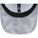 verstellbare-graue-damen-cap-mit-gebogenem-schirm-9twenty-leaf-open-back-spring-training-fan-pack-2025-der-new-york-yankees-mlb-
