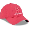 verstellbare-rosa-damenkappe-9twenty-pattern-spring-training-fan-pack-2025-der-new-york-yankees-mlb-von-new-era