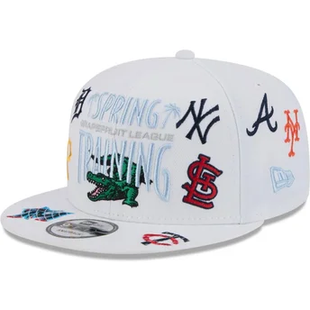 Biała płaska czapka snapback 9FIFTY Scatter Spring Training Fan Pack 2025 z logo MLB Grapefruit League od New Era.