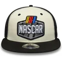 beige-und-schwarze-9fifty-classics-nascar-logo-trucker-cap-von-new-era