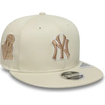 Beige Snapback-Kappe mit flachem Schirm und beigem Logo 9FIFTY Original Fit World Series der New York Yankees MLB von New Era.