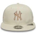 beige-snapback-kappe-mit-flachem-schirm-und-beigem-logo-9fifty-original-fit-world-series-der-new-york-yankees-mlb-von-new-era