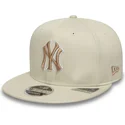 beige-snapback-kappe-mit-flachem-schirm-und-beigem-logo-9fifty-original-fit-world-series-der-new-york-yankees-mlb-von-new-era