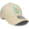beige-verstellbare-kappe-mit-gebogenem-schirm-und-grunem-logo-9forty-team-outline-der-los-angeles-dodgers-mlb-von-new-era