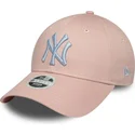 verstellbare-rosa-damen-cap-mit-gebogenem-schirm-und-weissem-logo-9forty-league-essential-der-new-york-yankees-mlb-von-new-era