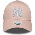 verstellbare-rosa-damen-cap-mit-gebogenem-schirm-und-weissem-logo-9forty-league-essential-der-new-york-yankees-mlb-von-new-era