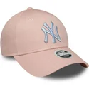 verstellbare-rosa-damen-cap-mit-gebogenem-schirm-und-weissem-logo-9forty-league-essential-der-new-york-yankees-mlb-von-new-era