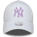 weisse-verstellbare-curved-cap-fur-damen-mit-violettem-logo-9forty-league-essential-der-new-york-yankees-mlb-von-new-era