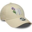 beige-gebogene-verstellbare-damenkappe-9forty-beaded-der-new-york-yankees-mlb-von-new-era