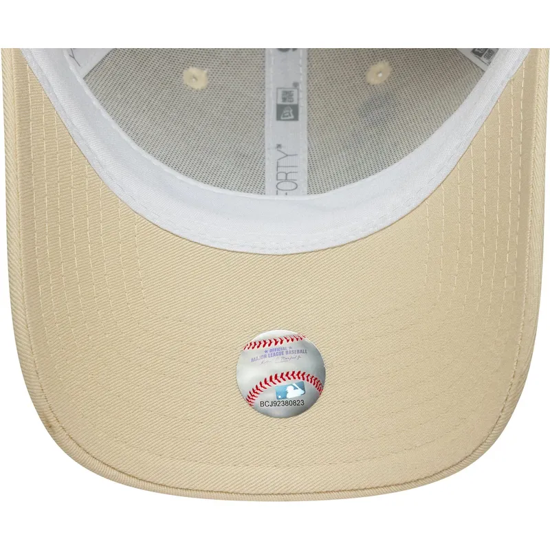 bezowa-regulowana-czapka-z-daszkiem-dla-kobiet-9forty-beaded-new-york-yankees-mlb-new-era