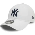 biala-regulowana-czapka-z-zakrzywionym-daszkiem-z-niebieskim-logo-9twenty-core-classic-new-york-yankees-mlb-new-era