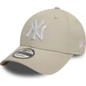 bezowa-regulowana-czapka-z-zakrzywionym-daszkiem-z-bialym-logo-9forty-league-essential-new-york-yankees-mlb-new-era