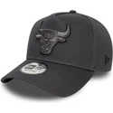 grau-gebogener-snapback-cap-mit-grauem-e-frame-tonal-outline-logo-der-chicago-bulls-nba-von-new-era