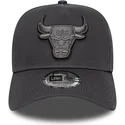 gorra-curva-gris-snapback-con-logo-gris-e-frame-tonal-outline-de-chicago-bulls-nba-de-new-era