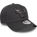 gorra-curva-gris-snapback-con-logo-gris-e-frame-tonal-outline-de-chicago-bulls-nba-de-new-era