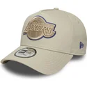 beige-snapback-kappe-mit-gebogenem-schirm-und-beigem-logo-e-frame-tonal-outline-der-los-angeles-lakers-nba-von-new-era