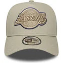 beige-snapback-kappe-mit-gebogenem-schirm-und-beigem-logo-e-frame-tonal-outline-der-los-angeles-lakers-nba-von-new-era