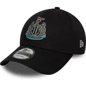 schwarze-verstellbare-9forty-core-kappe-mit-gebogenem-schirm-von-newcastle-united-football-club-premier-league-von-new-era