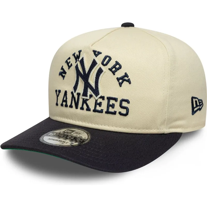 gebogene-beige-und-marineblaue-snapback-kappe-19twenty-heritage-der-new-york-yankees-mlb-von-new-era