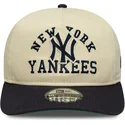gebogene-beige-und-marineblaue-snapback-kappe-19twenty-heritage-der-new-york-yankees-mlb-von-new-era