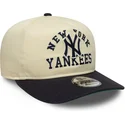 bezowo-granatowa-czapka-z-zakrzywionym-daszkiem-snapback-19twenty-heritage-new-york-yankees-mlb-od-new-era