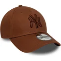 braune-verstellbare-curved-cap-mit-braunem-logo-9forty-league-essential-der-new-york-yankees-mlb-von-new-era