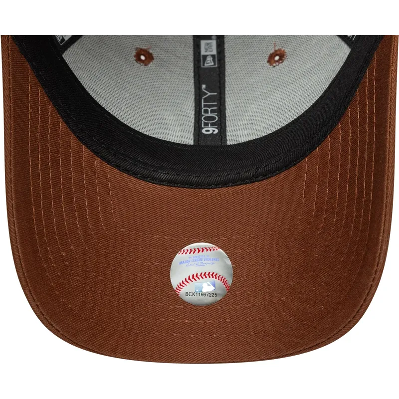 braune-verstellbare-curved-cap-mit-braunem-logo-9forty-league-essential-der-new-york-yankees-mlb-von-new-era