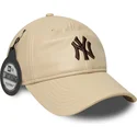 beige-verstellbare-curved-cap-mit-braunem-logo-9twenty-leather-der-new-york-yankees-mlb-von-new-era