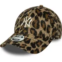 verstellbare-damenkappe-mit-gebogenem-schirm-im-leopardenmuster-9forty-cosy-animal-der-new-york-yankees-mlb-von-new-era