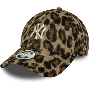 Verstellbare Damenkappe mit gebogenem Schirm im Leopardenmuster 9FORTY Cosy Animal der New York Yankees MLB von New Era