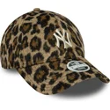 verstellbare-damenkappe-mit-gebogenem-schirm-im-leopardenmuster-9forty-cosy-animal-der-new-york-yankees-mlb-von-new-era