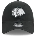 cepur-izliekta-melns-regulejams-9twenty-stamp-no-chicago-blackhawks-nhl-no-new-era