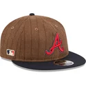 braune-und-marineblaue-verstellbare-flache-kappe-9fifty-retro-crown-wool-pinstripe-der-atlanta-braves-mlb-von-new-era