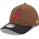 braune-und-marineblaue-verstellbare-curved-cap-9twenty-a-frame-wool-pinstripe-der-atlanta-braves-mlb-von-new-era