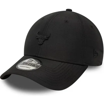 Czarna zakrzywiona czapka regulowana 9FORTY z przypinką Chicago Bulls NBA od New Era