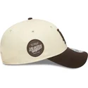 beige-und-braune-verstellbare-curved-cap-9forty-side-patch-der-los-angeles-dodgers-mlb-von-new-era