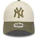verstellbare-9forty-side-patch-kappe-in-beige-und-grun-der-new-york-yankees-mlb-von-new-era