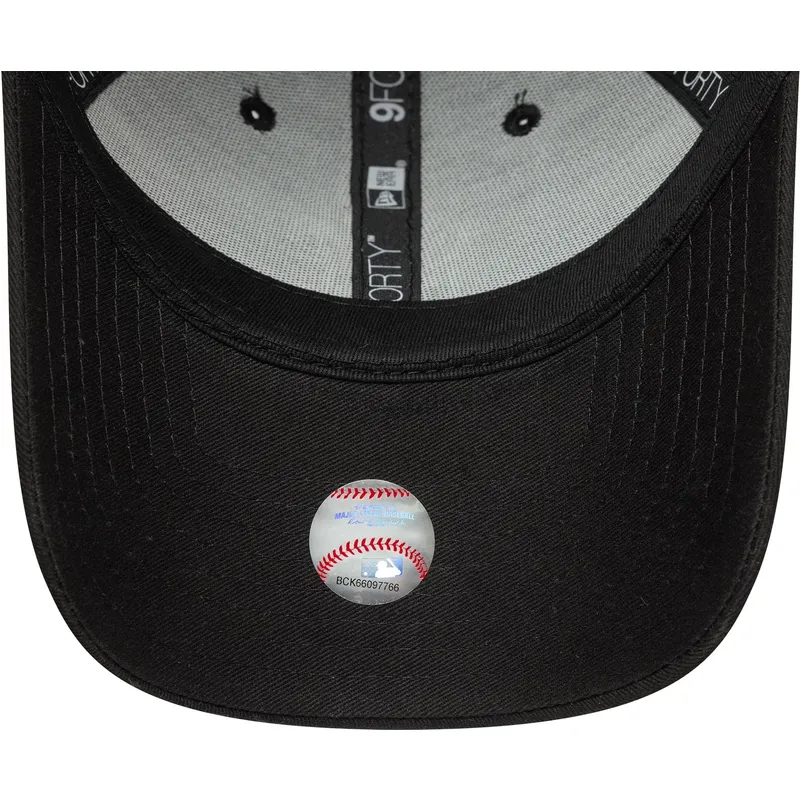 cepur-izliekta-melns-regulejams-9forty-outline-no-new-york-yankees-mlb-no-new-era