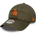 gorra-curva-verde-ajustable-con-logo-naranja-9twenty-quilted-de-los-angeles-dodgers-mlb-de-new-era