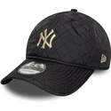 schwarze-verstellbare-curved-cap-mit-beigem-logo-9twenty-quilted-der-new-york-yankees-mlb-von-new-era