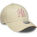 beige-gebogene-verstellbare-damenkappe-mit-rosa-logo-9forty-league-essential-der-new-york-yankees-mlb-von-new-era