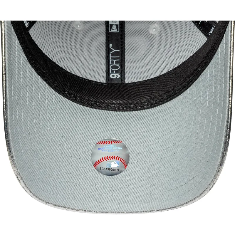 cepur-izliekta-sudraba-regulejams-plateada-9forty-metallic-no-new-york-yankees-mlb-no-new-era