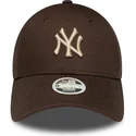 verstellbare-braune-damenkappe-mit-gebogenem-schirm-und-beigem-logo-9forty-league-essential-der-new-york-yankees-mlb-von-new-era
