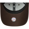 brazowa-regulowana-czapka-z-daszkiem-dla-kobiet-z-bezowym-logo-9forty-league-essential-new-york-yankees-mlb-new-era