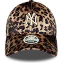 verstellbare-damenkappe-9forty-leo-velour-mit-gebogenem-schirm-im-leopardenmuster-new-york-yankees-mlb-von-new-era