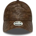 verstellbare-braune-damenkappe-mit-gebogenem-schirm-und-braunem-logo-9twenty-worn-pu-der-new-york-yankees-mlb-von-new-era